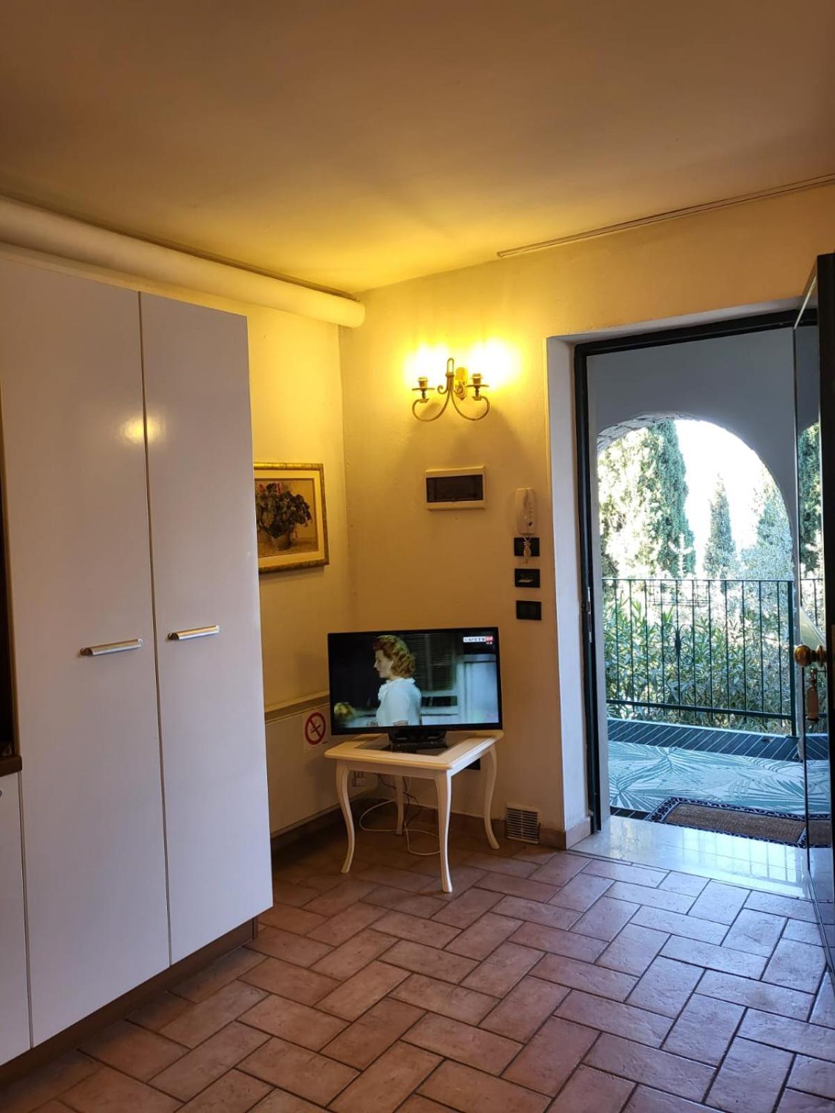 Wonderful Lake View Apartments With Pool With Breakfast Gardasee Torri Del Benaco Extérieur photo