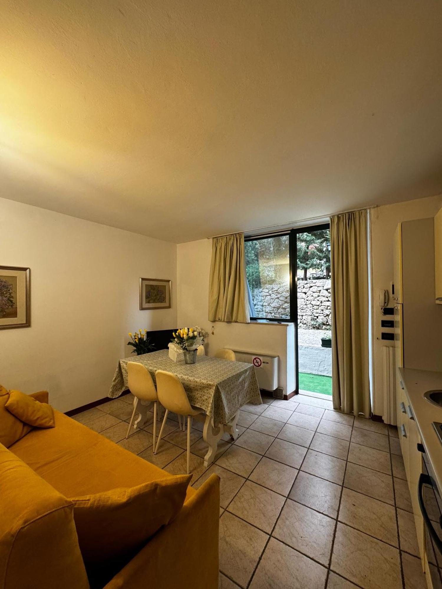 Wonderful Lake View Apartments With Pool With Breakfast Gardasee Torri Del Benaco Extérieur photo