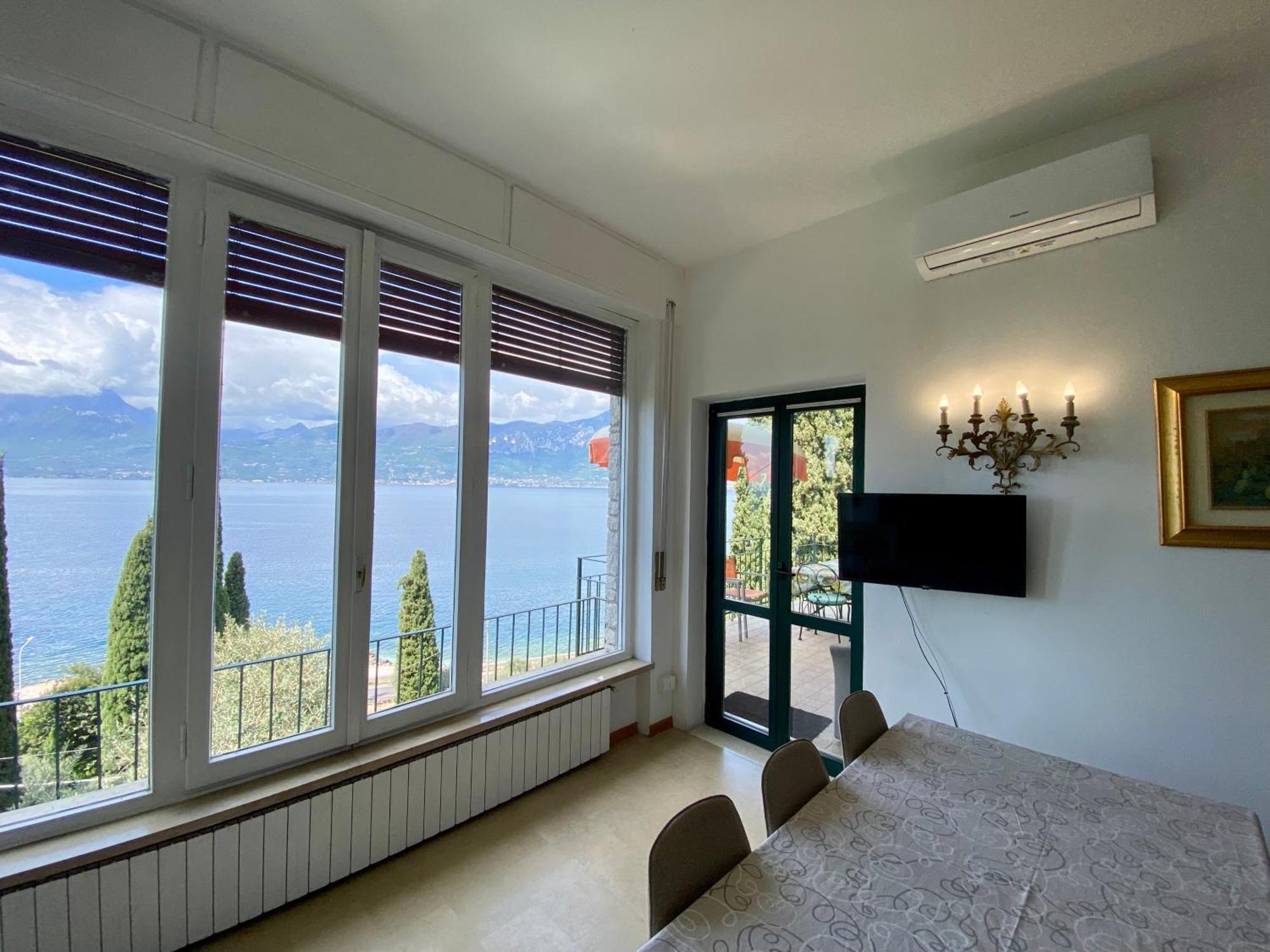 Wonderful Lake View Apartments With Pool With Breakfast Gardasee Torri Del Benaco Extérieur photo